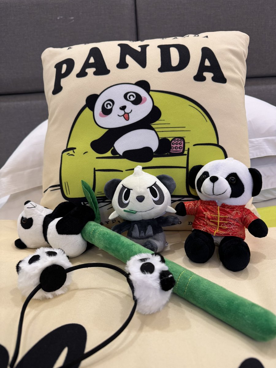 OP_scottishfold's tweet photo. パンダ旅のお供はヤンチャム🐼
ツアー特典のパンダ達と🐼🐼🐼
#ポケモンGO https://t.co/MwN0J3vXCw