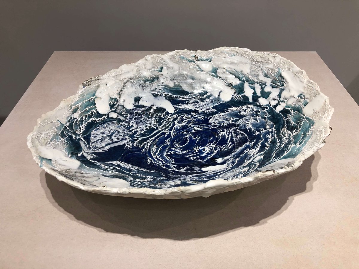 MYARTROOM2's tweet image. 牟田陽日さん《渦潮》の鑑賞文を「MY ART ROOM」に掲載しました🥳荒波に揉まれつつ...なんとか最後まで作品に向かい合うことができました🌊私の銘は「大八島」です。曽我蕭白、葛飾北斎、川端龍子などの波の系譜に新たなる1ページが「焼き物」という形で誕生🔥リポストいだけるととても嬉しいです。