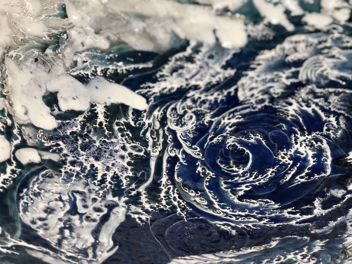 MYARTROOM2's tweet image. 牟田陽日さん《渦潮》の鑑賞文を「MY ART ROOM」に掲載しました🥳荒波に揉まれつつ...なんとか最後まで作品に向かい合うことができました🌊私の銘は「大八島」です。曽我蕭白、葛飾北斎、川端龍子などの波の系譜に新たなる1ページが「焼き物」という形で誕生🔥リポストいだけるととても嬉しいです。