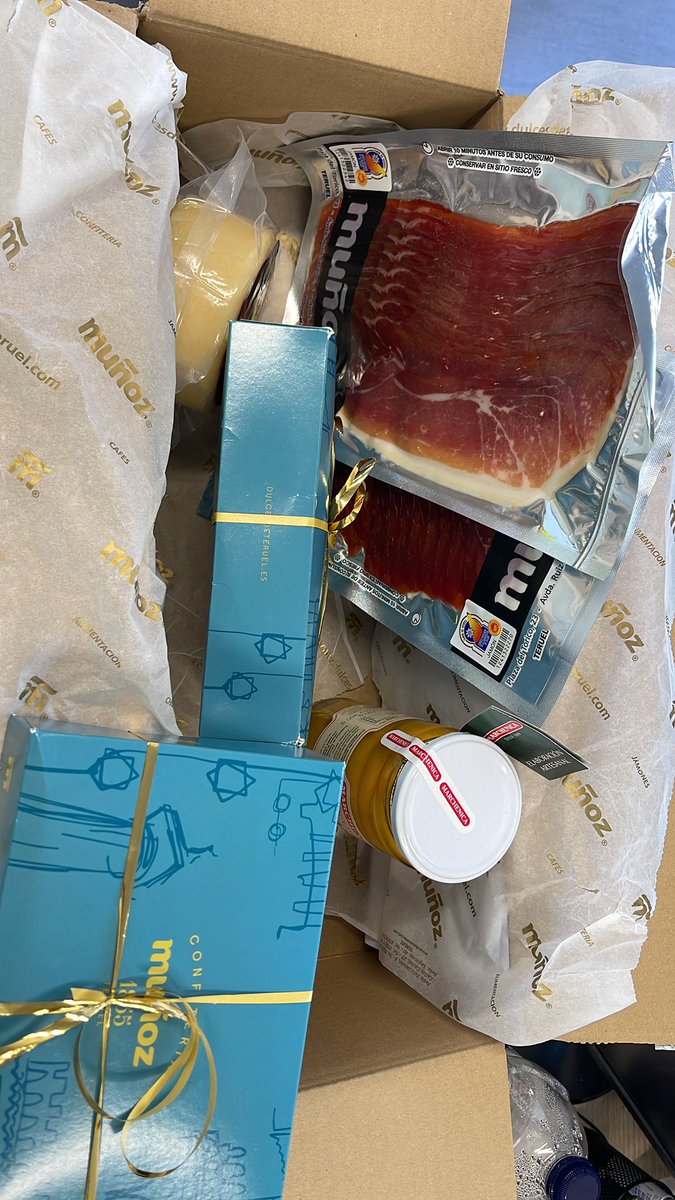 Lo de <a href="/FerMurciano/">Fer Murciano🦓</a> no tiene explicación. Le hemos dado menos contenido que teletienda en este 2024 pero él sigue honrándonos con manjares de Teruel. O igual es su forma de agradecernos grabar poco… 

Nos juntas cada año al rededor de una mesa. Brindaremos a tu salud. 

GRACIAS!