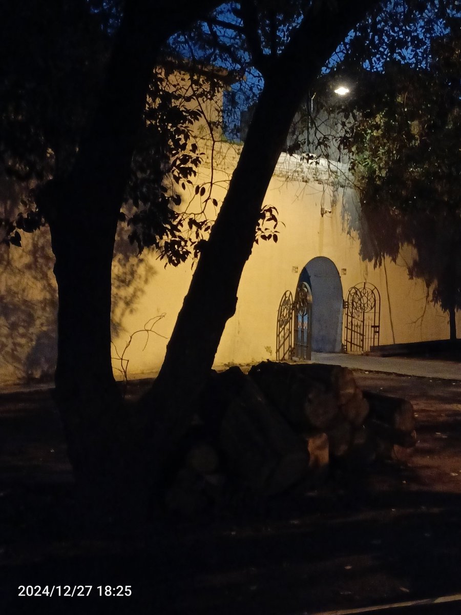 Kumuh,
terabaikan di sudut waktu,
menggenggam sunyi dari masa lalu.
Tak terlihat,
seperti bisikan yang hilang arah,
mencari tempatnya di dunia.

Hanya sedikit cerita
yang mampu bertahan,
melawan derasnya lupa &amp; senyapnya zaman.

#piece_of_story #memories #city #History