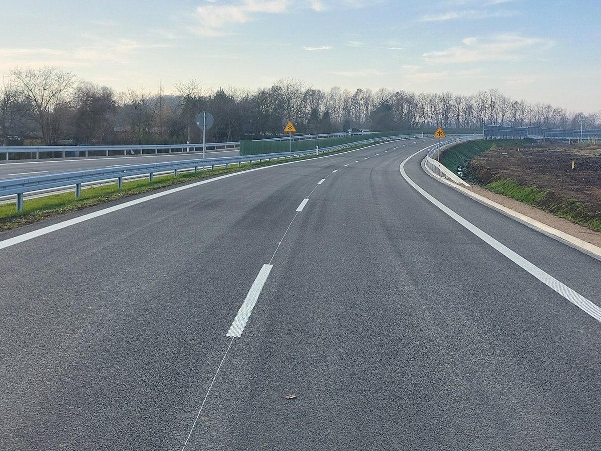 GDDKiA_Krakow's tweet photo. 4⃣9⃣km nowych tras🛣️
8⃣ km chodników
3⃣ kładki dla🚶♀️🚶
2⃣ tunele
🪢 węzeł w #Gaj na #zakopianka #DK7
2⃣ ronda w #Zakopane #DK47
Połączenie ekspresowe #Kraków #Warszawa #S7
Działo się w 2024😊
@GDDKiA | @MI_GOV_PL | #FunduszeUE |
@RegioPoland | #dobrzeRazemwUE 🇪🇺| 2⃣2⃣6⃣3⃣mln zł💶 https://t.co/SJ5Rstfjrm