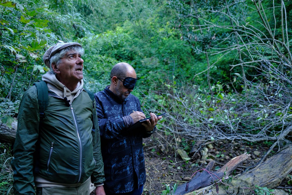 centreartlopati's tweet photo. L’artista Àlvar Calvet participa en una residència d'artistes a Civitella (Itàlia), en un projecte col·laboratiu entre l'#AquilaReale i Lo Pati. Guiat per mentors locals s'ha apropat al riu Aniene per ’dibuixar amb ulls tancats’. 
📲 +info: https://t.co/A7ku4xIG5o
📷 Fran Simó https://t.co/jHNuqZF3yl