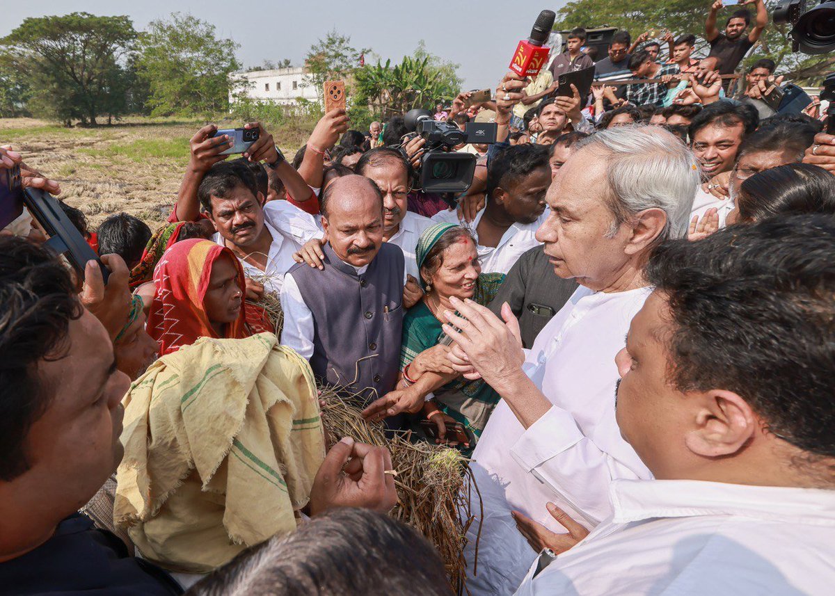 Naveen_Odisha's tweet photo. ଅମଳ ସମୟରେ ଫସଲହାନୀ ଚାଷୀଙ୍କ ମେରୁଦଣ୍ଡ ଭାଙ୍ଗିଦେଇଛି। ଗଞ୍ଜାମ ଜିଲ୍ଲା ଗସ୍ତରେ କ୍ଷତିଗ୍ରସ୍ତ ହୋଇଥିବା ବିଭିନ୍ନ ଅଞ���ଚଳ ବୁଲି ଚାଷୀଙ୍କ ଦୁଃଖ ବୁଝିଲି। ସରକାର ବର୍ତ୍ତମାନ ସମୟରେ ଚାଷୀଙ୍କ ଭରସା ସାଜି ଠିଆ ହୁଅନ୍ତୁ, ଚାଷୀଙ୍କୁ ତୁରନ୍ତ କ୍ଷତିପୂରଣ ଯୋଗାଇ ଦିଅନ୍ତୁ। #BJDWithOdisha https://t.co/H8E81SKbeq
