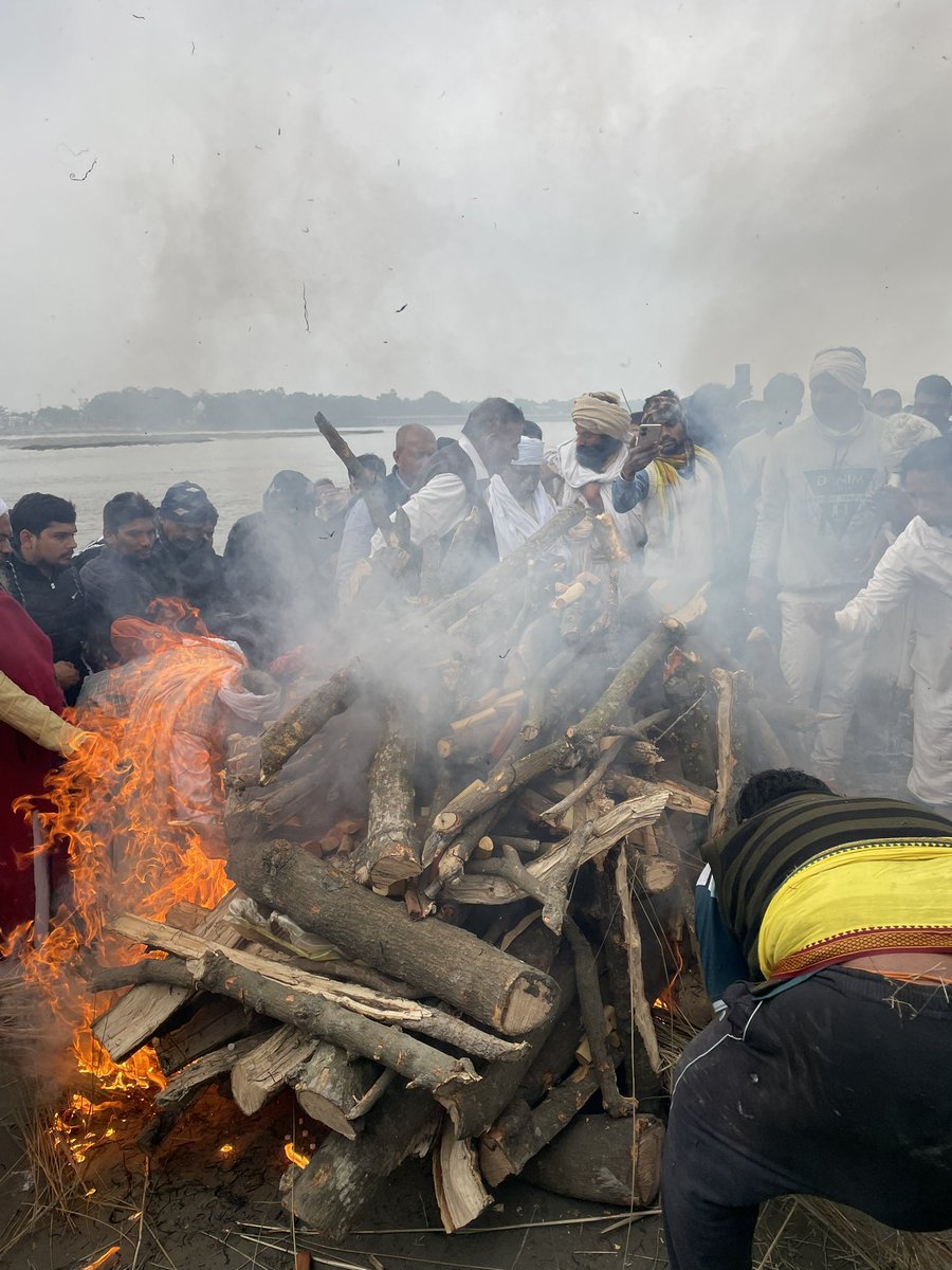 anjaneyashanu's tweet photo. कुणाल साहब के निधन के साथ एक युग का अंत हो गया। वह हमारे बल थे। उनके रहते पटना में कभी किसी चीज़ की चिंता नहीं हुई। हमेशा उन्होंन मेरा परिचय लागों से बराबरी के भाव के साथ कराया। हमारे पीछे भी सबसे हमारी प्रशंसा करते रहे। आदर और अपनेपन के भाव के साथ हमने उनसे कई मौक़ों पर जिरह- https://t.co/sc3suSeKhG