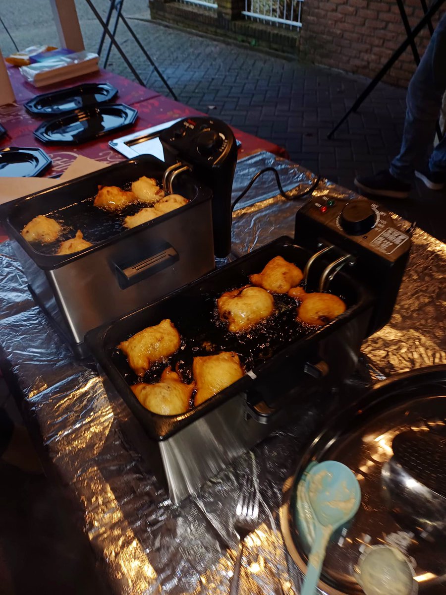 Yttap67's tweet photo. • Gestart 💪🏼

 #Oliebollen bakken voor je club
#handbal #EHC95 💛🖤 🤾‍♀️ 

Op locatie nog te bestellen 
*zolang de voorraad strekt*
• Muldermanshoek 26  #Enschede• 14:00 - 17:00 uur
• Betaal met QR

Warme chocomel op locatie tegen vrije gift! ☕️ Gewoon doneren mag ook 😉 https://t.co/nTpJTTFOxK