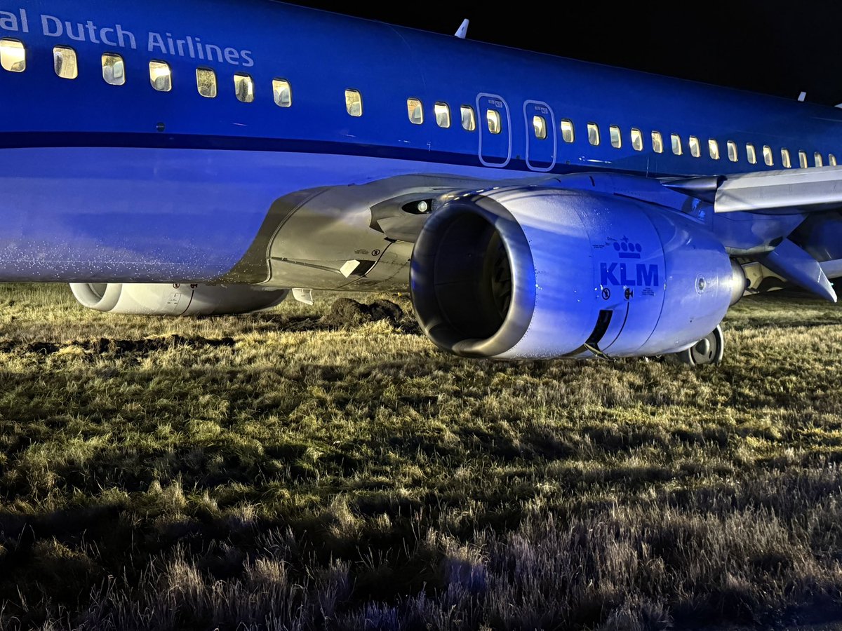 ___klassy's tweet photo. The rate of plane crashes in December alone is alarming: A few weeks ago it was drones. Now it’s planes. RIP to the dead and speedy recovery to the injured ❤️🩹
✈️ Air Canada Flight 2259 (Broken landing gear )
✈️ Jeju Air Flight 2216( Landing Gear Malfunction with 181 passengers on board)
✈️ Azerbaijan Airlines Flight 28243 (Plane crash )
✈️ KLM Flight 1204. (Skids Off Runway After Emergency Landing at Torp Airport,Norway 🇳🇴 )