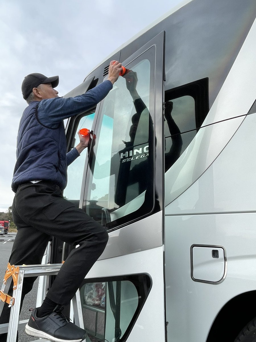r0pXEOhtPg94986's tweet photo. 本日、今年最後の洗車としめ縄を飾り
年末年始を迎える準備が出来ました。
ご利用してくださったお客様やご支援
ご協力をいただいた皆様のお陰だと
感謝しております。来年も引き続き、
よろしくお願い申し上げます。皆様、
良いお年をお迎えください(^^)
#大型バス#大型バス運転#日野セレガ
#年末年始 https://t.co/tv51WNB5Ew