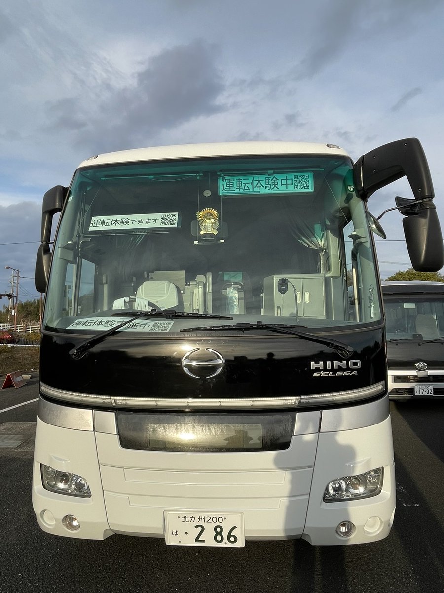 r0pXEOhtPg94986's tweet photo. 本日、今年最後の洗車としめ縄を飾り
年末年始を迎える準備が出来ました。
ご利用してくださったお客様やご支援
ご協力をいただいた皆様のお陰だと
感謝しております。来年も引き続き、
よろしくお願い申し上げます。皆様、
良いお年をお迎えください(^^)
#大型バス#大型バス運転#日野セレガ
#年末年始 https://t.co/tv51WNB5Ew