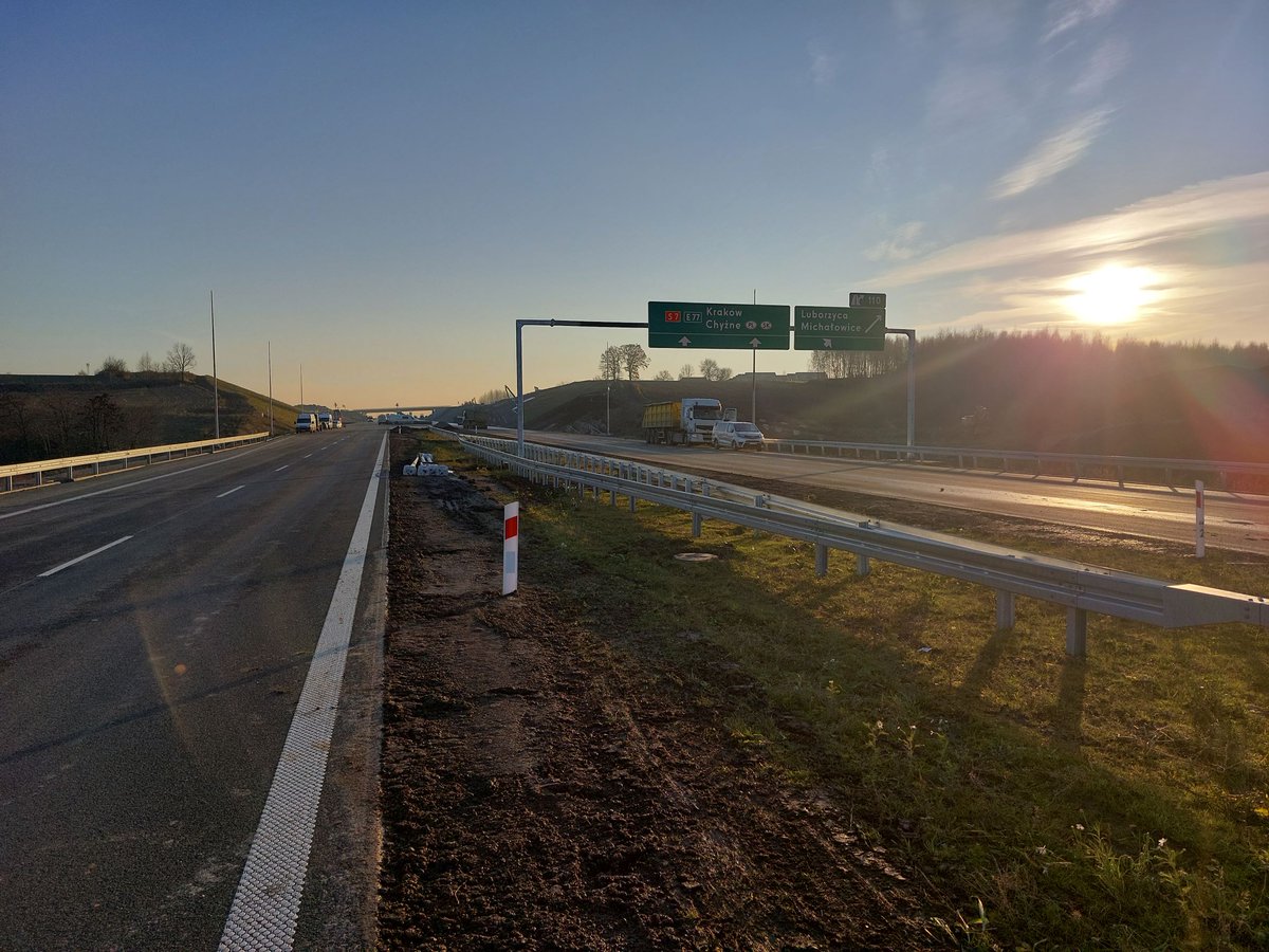 GDDKiA_Krakow's tweet photo. 4⃣9⃣km nowych tras🛣️
8⃣ km chodników
3⃣ kładki dla🚶♀️🚶
2⃣ tunele
🪢 węzeł w #Gaj na #zakopianka #DK7
2⃣ ronda w #Zakopane #DK47
Połączenie ekspresowe #Kraków #Warszawa #S7
Działo się w 2024😊
@GDDKiA | @MI_GOV_PL | #FunduszeUE |
@RegioPoland | #dobrzeRazemwUE 🇪🇺| 2⃣2⃣6⃣3⃣mln zł💶 https://t.co/SJ5Rstfjrm