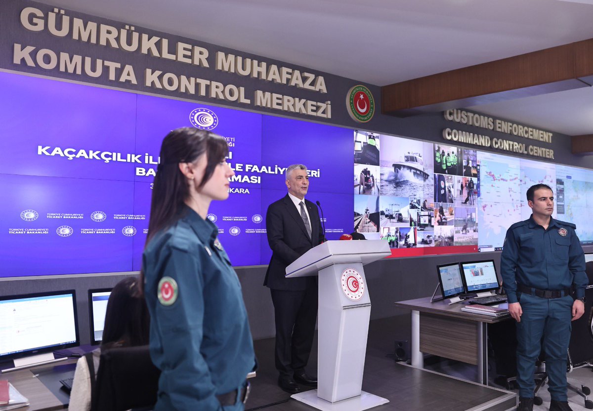 omerbolatTR's tweet photo. Ticaret Bakanlığımızın 2024 yılı gümrük muhafaza ve yasa dışı ticaretle mücadele faaliyetlerini değerlendirmek üzere Ticaret Bakanlığı Gümrükler Muhafaza Genel Müdürlüğü, Komuta Kontrol Merkezimizde basın mensupları ile bir araya geldik.
 
2024 yılında Ticaret Bakanlığı Gümrükler Muhafaza Genel Müdürlüğümüz ve Bakanlığımızın ilgili tüm personelinin yürüttüğü çalışmalar sonucunda yasa dışı ticarete karşı önemli başarılar elde ettik.
 
Ticaret Bakanlığımızca yürütülen çalışmalar neticesinde, 2023 yılında 5.775 olan yakalama olay sayısını 2024 yılında 7.300’ün üzerine çıkartarak, bir önceki yılın aynı dönemine kıyasla % 26 oranında bir artış yakaladık.
 
2023’te toplam 23 milyar TL değerinde olan yıllık yakalama değerinde, 2024 yılında % 139 oranında artış kaydedilerek, toplam kaçak yakalama değeri 55 milyar 178 milyon TL’ye ulaşmıştır.
 
Uyuşturucu madde yakalamasında ise, rakamlara baktığımızda, 2024 yılında olay sayısında % 88, miktarda % 103 ve değerde ise % 456 oranında bir başarıya ulaşarak 30 milyar 450 milyon TL değerinde 24.3 ton uyuşturucu madde yakalamasına imza attık.
 
2023 yılında 117 olayda 557 kilo kaçak altın yakalama gerçekleştirmişken, bu sayı 2024 yılı için olay sayısında %230, miktarda % 133 oranında bir artış sonucu, 386 olayda 1 ton 300 kilo ağırlığında yakalama rakamına ulaşmıştır.
 
Ticaret Bakanlığımız ayrıca, akaryakıt kaçakçılığı, tütün mamulleri, gıda ve otomobil kaçakçılığı başta olmak üzere yasa dışı kaçakçılık alanında kararlı ve sonuç alıcı adımlar atmıştır.
 
Bu süreçte büyük bir azim ve kararlılıkla çalışan Gümrükler Muhafaza Genel Müdürlüğümüze ve Gümrükler Genel Müdürlüğümüze, ilgili tüm personelimize çok teşekkür ediyorum. Ticaret Bakanlığı olarak, adil, şeffaf ve kurallara dayalı bir ticaret süreci için çalışmalarımızı 2025 yılında da kararlılıkla sürdürmeye devam edeceğiz. Vatandaşlarımıza 2025 yılında sağlıklı, hayırlı, huzurlu ve bereket dolu bir yeni yıl temenni ediyorum.