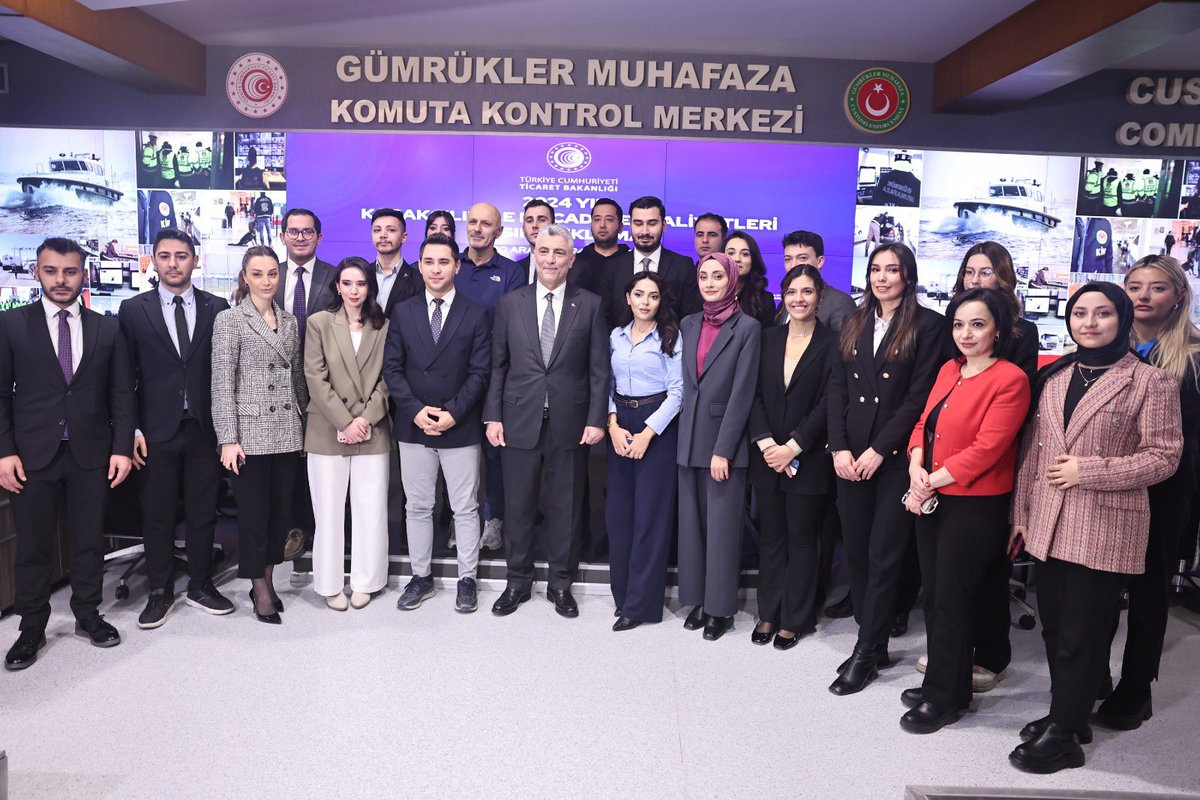 omerbolatTR's tweet photo. Ticaret Bakanlığımızın 2024 yılı gümrük muhafaza ve yasa dışı ticaretle mücadele faaliyetlerini değerlendirmek üzere Ticaret Bakanlığı Gümrükler Muhafaza Genel Müdürlüğü, Komuta Kontrol Merkezimizde basın mensupları ile bir araya geldik.
 
2024 yılında Ticaret Bakanlığı Gümrükler Muhafaza Genel Müdürlüğümüz ve Bakanlığımızın ilgili tüm personelinin yürüttüğü çalışmalar sonucunda yasa dışı ticarete karşı önemli başarılar elde ettik.
 
Ticaret Bakanlığımızca yürütülen çalışmalar neticesinde, 2023 yılında 5.775 olan yakalama olay sayısını 2024 yılında 7.300’ün üzerine çıkartarak, bir önceki yılın aynı dönemine kıyasla % 26 oranında bir artış yakaladık.
 
2023’te toplam 23 milyar TL değerinde olan yıllık yakalama değerinde, 2024 yılında % 139 oranında artış kaydedilerek, toplam kaçak yakalama değeri 55 milyar 178 milyon TL’ye ulaşmıştır.
 
Uyuşturucu madde yakalamasında ise, rakamlara baktığımızda, 2024 yılında olay sayısında % 88, miktarda % 103 ve değerde ise % 456 oranında bir başarıya ulaşarak 30 milyar 450 milyon TL değerinde 24.3 ton uyuşturucu madde yakalamasına imza attık.
 
2023 yılında 117 olayda 557 kilo kaçak altın yakalama gerçekleştirmişken, bu sayı 2024 yılı için olay sayısında %230, miktarda % 133 oranında bir artış sonucu, 386 olayda 1 ton 300 kilo ağırlığında yakalama rakamına ulaşmıştır.
 
Ticaret Bakanlığımız ayrıca, akaryakıt kaçakçılığı, tütün mamulleri, gıda ve otomobil kaçakçılığı başta olmak üzere yasa dışı kaçakçılık alanında kararlı ve sonuç alıcı adımlar atmıştır.
 
Bu süreçte büyük bir azim ve kararlılıkla çalışan Gümrükler Muhafaza Genel Müdürlüğümüze ve Gümrükler Genel Müdürlüğümüze, ilgili tüm personelimize çok teşekkür ediyorum. Ticaret Bakanlığı olarak, adil, şeffaf ve kurallara dayalı bir ticaret süreci için çalışmalarımızı 2025 yılında da kararlılıkla sürdürmeye devam edeceğiz. Vatandaşlarımıza 2025 yılında sağlıklı, hayırlı, huzurlu ve bereket dolu bir yeni yıl temenni ediyorum.