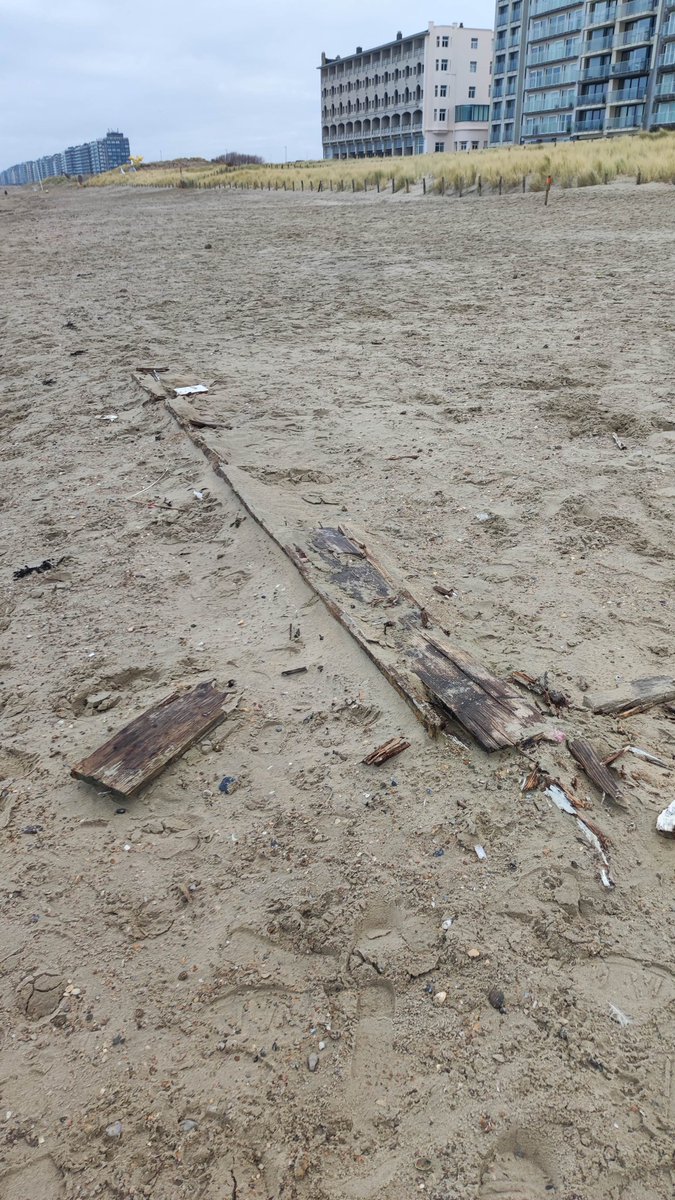 Anghell_be's tweet photo. #westende #rotonde #strandbar #afval #stadmiddelkerke @JMDedecker gevaarlijke resten, duidelijk van strandbar. (Aftekening in de vorm van) Roestige schroeven en nagels. Ronduit gevaarlijk. Kleine moeite om op te ruimen bij afbraak strandbar. https://t.co/U1WcynOIRv