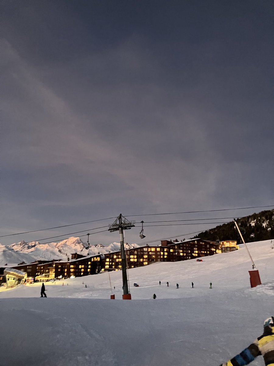 SimonMAtkinson's tweet image. DATA: 8% of slope users in Les Arcs during Christmas week were snowboarding. N=700, #randomsampling. The highest % recorded was back in April 2013, at 17% #funfacts