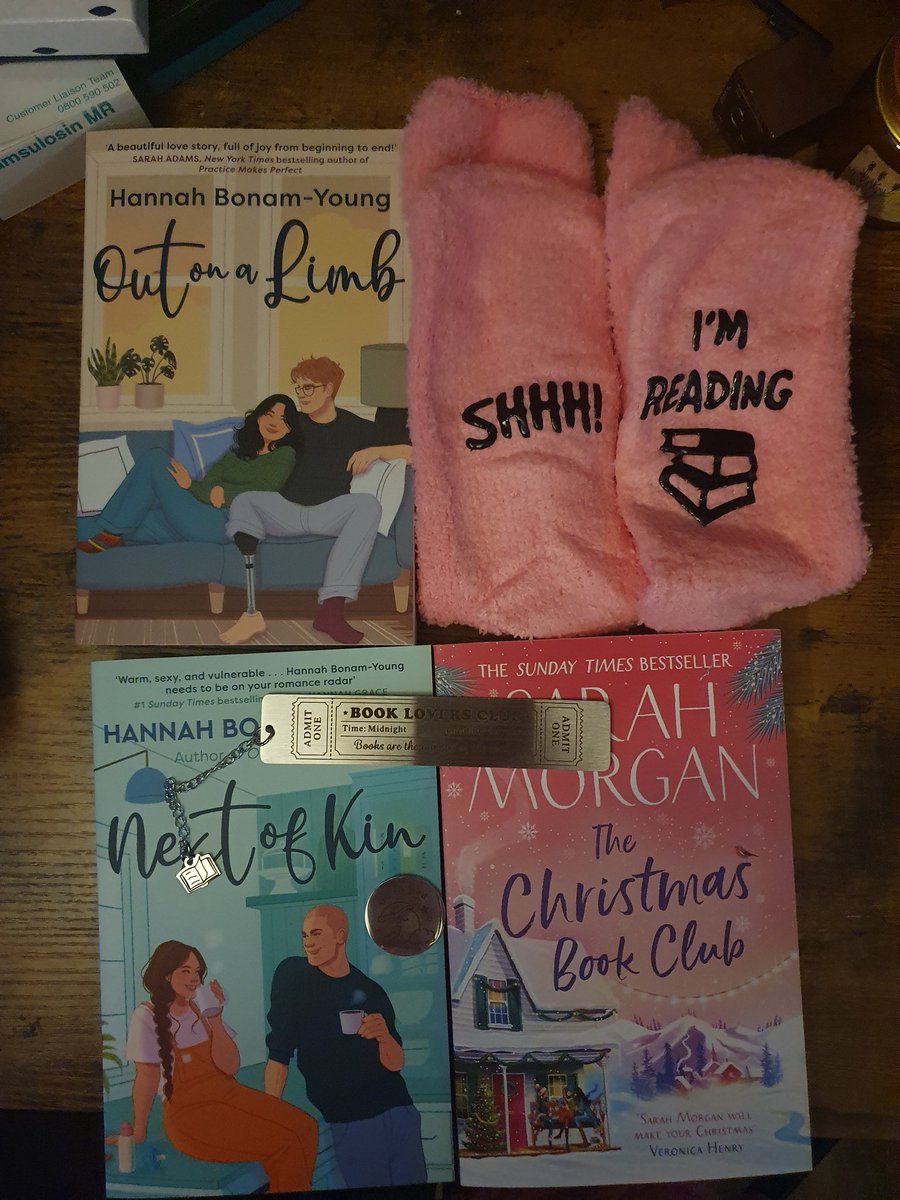 LozLitLibrary's tweet photo. Got a lovely little book bundle from a secret santa gift this year! Need to get round to reading them sooner rather than later! https://t.co/UU7teoRU8F