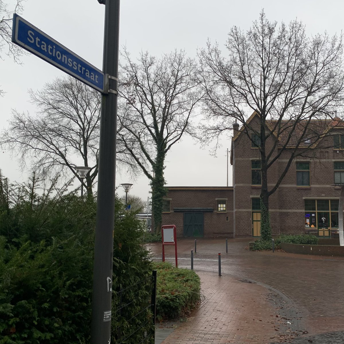 Een hunebed in de Hunebedstraat. Een museum in de Museumweg. Een Stationsstraat bij het station. Daar houd ik dus van.