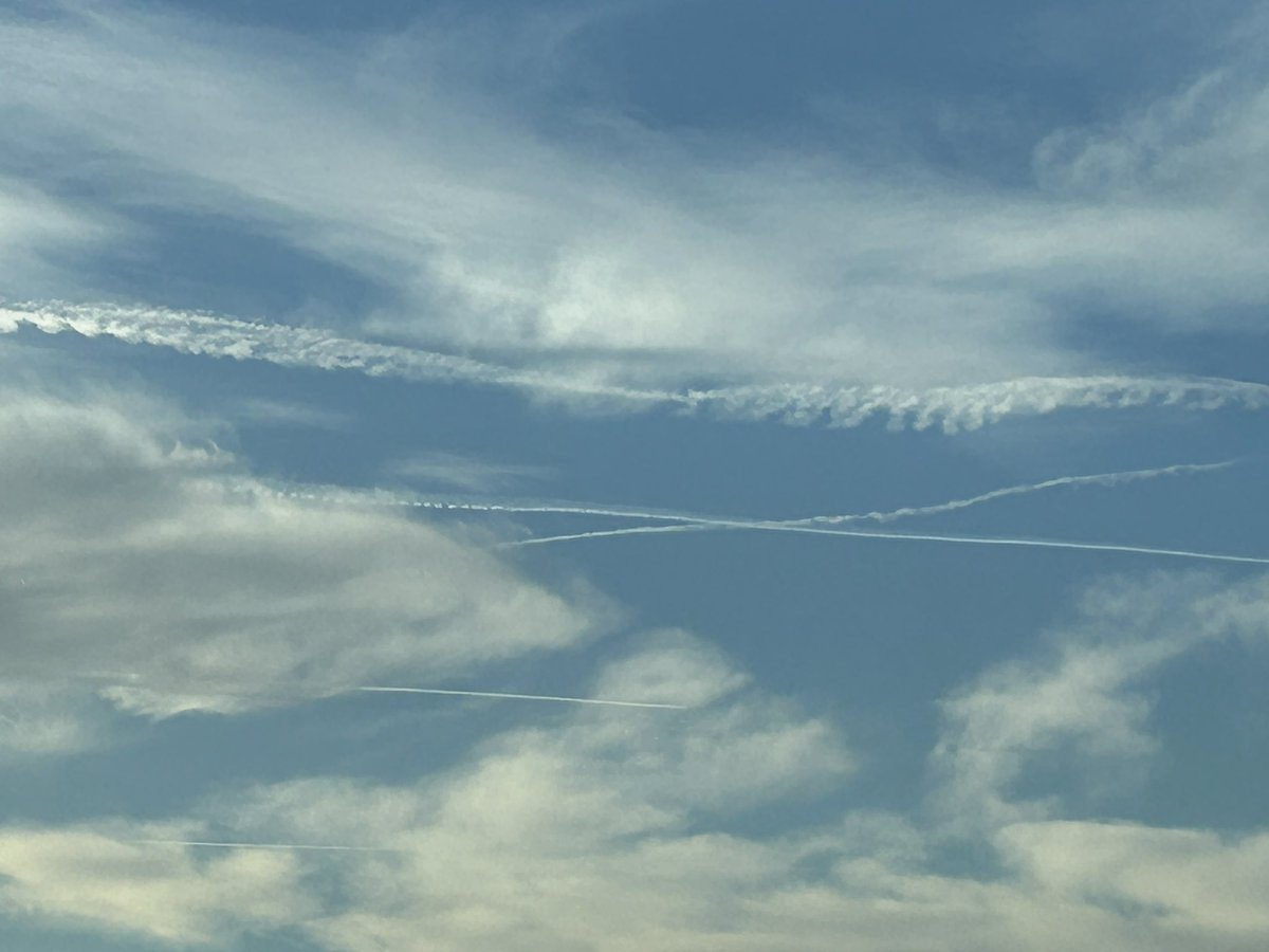 chatswithem's tweet image. I am so sick of this crap . We have constant grey and then  if there is a gap of blue we get the lines everywhere 

When will those with some power speak up about this atrocity !!!!

#stopthespray 
#stopgeoengineering 
#stopSRM