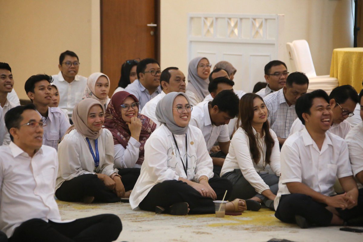 Sebelum Tahun 2024 berakhir, <a href="/kemenkopmRI/">Kemenko Pemberdayaan Masyarakat RI</a> melaksanakan refleksi akhir tahun bersama seluruh tim. Saya mendengar kesan, harapan, dan bicara tentang target capaian untuk tahun 2025. Kami berkomitmen untuk bersama-sama mewujudkan masyarakat yang berdaya. Tancap gas ya tahun 2025 :)