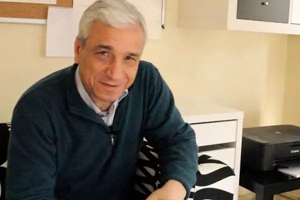 eliseDanOudeh's tweet photo. Oui, la Syrie a des défis inhumains à relever, parce qu’elle a été détruite précisément par des monstres. Mais aujourd’hui, Yassin El Haj Saleh marche dans Damas, et ça, ça n’a pas de prix. Félicitations à tous ceux et toutes celles qui ont enfin retrouvé leur pays. https://t.co/ktst1A5Klq