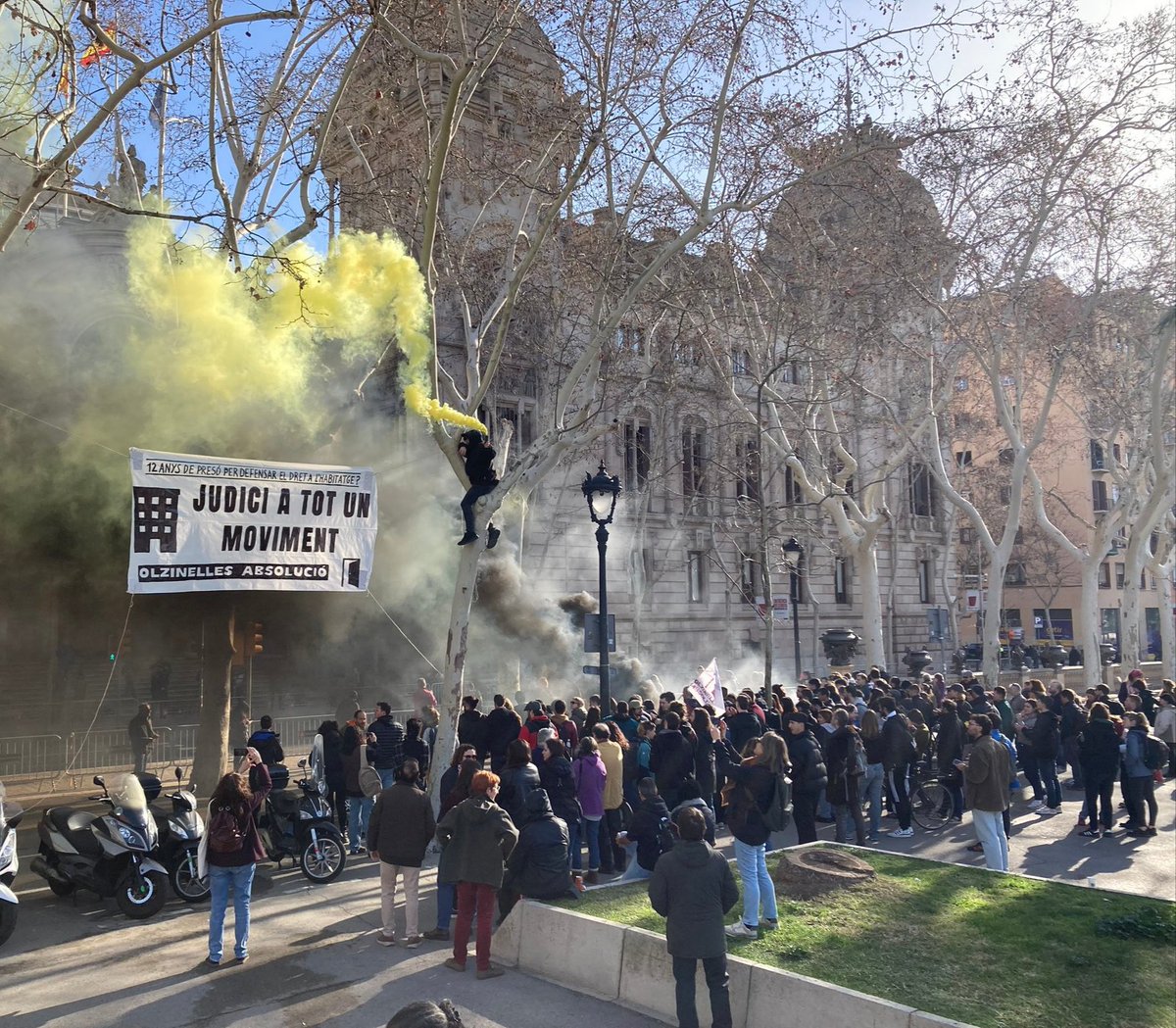 OlzinellesAbsol's tweet photo. En un mes ens tornen a jutjar i demanar 12 anys de presó per organitzar-nos al moviment per l'habitatge. 

Tot i ser la quarta convocatòria a judici tenim clar que #EnsJutgenATotes.
A tot un moviment. 

Cap militant a presó per organitzar-se políticament! 

#OlzinellesAbsolució https://t.co/vCUjkEylbS