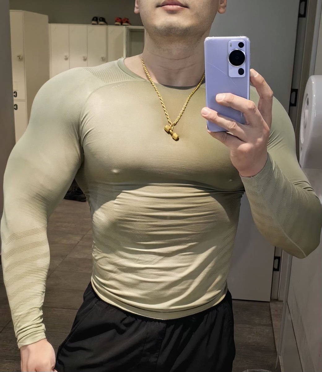 henryultrapanda's tweet image. Lifting heavy, living free, and looking good. Who’s joining the journey? #ShreddedPhysique #GymAddict