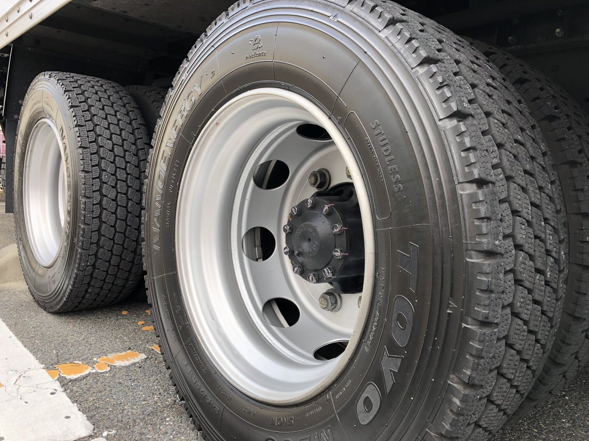 何とか年が明ける前に車の手入れができました！

タイヤワックスは大型車には見た目や持続力、コストの面からもリンレイall（床用ワックス）一択なのですが、どうも乗用車のタイヤとは相性が合わない感じですね。馴染みにくいというか、のりが悪いというか…🤔