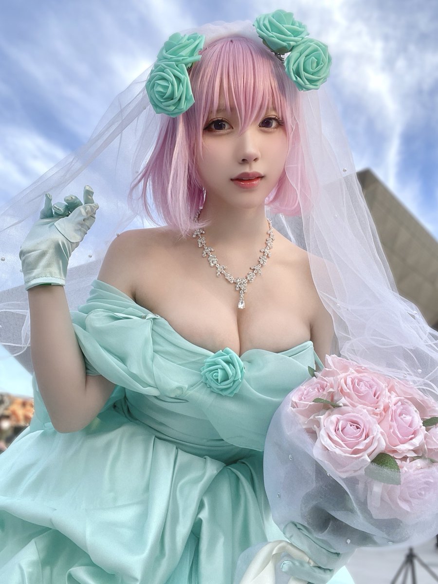 冬コミ2日目サークル参加！花嫁モモちゃんでした〜🩷✨️

#C105 #cosplay https://t.co/CkKELJqNJ6