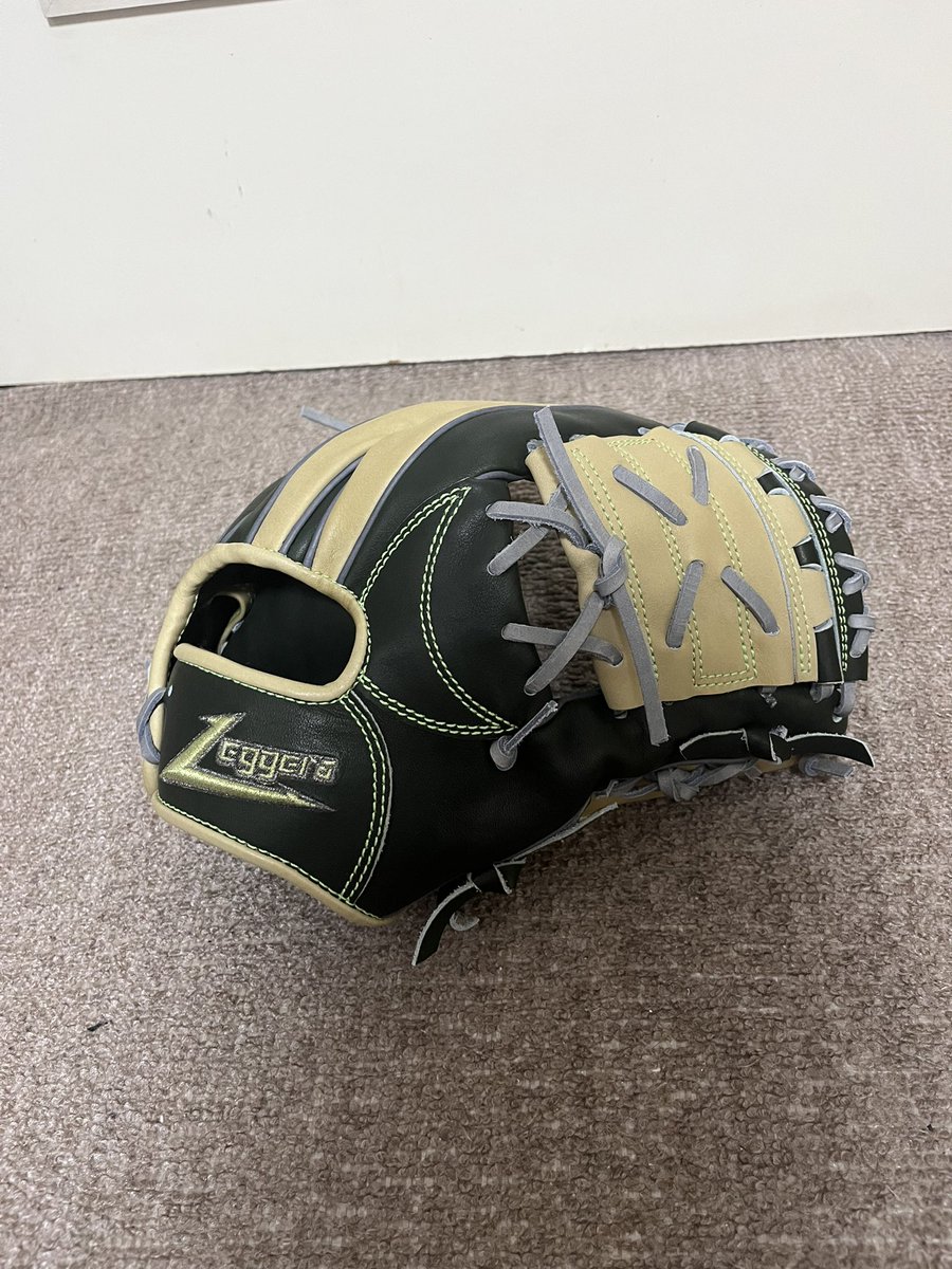 ydsmrip's tweet photo. 届きましたレジェーラフルオーダーグラブ！！！
即納品でLE-6を購入し、軟式野球ではもう少し大きいサイズのほうがいいのかなぁ思ったので思い切ってLE-5でオーダーしました✨
もう少し柔らかくなればすぐ使えそうです⚾️
実戦で使うのが楽しみ！！！
原島さん最高なグラブをありがとうございます😁 https://t.co/Y4YyS1vtB8