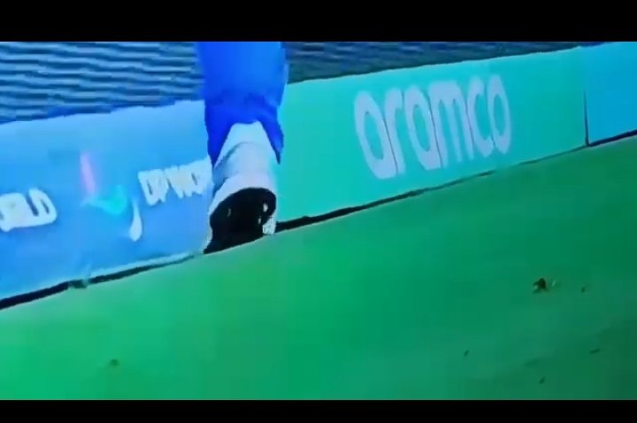 Comrad_babar's tweet photo. @mufaddal_vohra I think you remember in the previous t20 world cup ind vs Africa then empire was not cheating 🫵🫵👈👈💀 https://t.co/J3XNQS8PYw