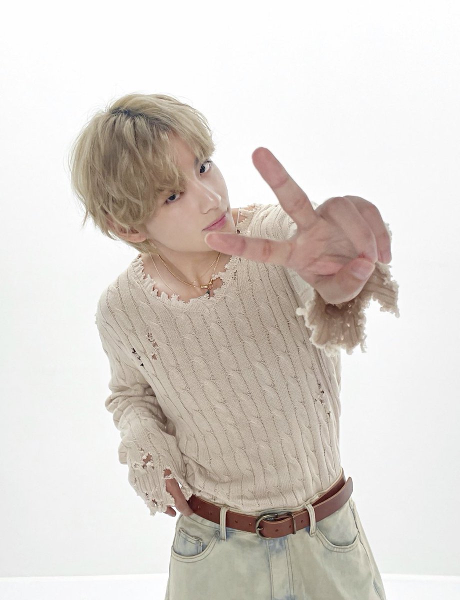 123_jkt's tweet photo. ♥︎ ᕼᗩᑭᑭY ᗷIᖇTᕼᗞᗩY ♥︎
    💜Kimtaehyung💜
あなたに出逢えて初めて推しという
ものを知ったよ。
幸せな毎日をありがとう💞
 #HappyBirthdayV https://t.co/Sr40lYTxZj