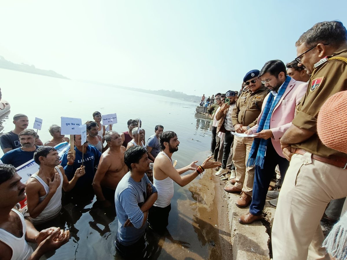 #Bundi शुगर मिल संचालन ओर ग्रामीण क्षेत्र की बिजली निजीकरण के विरोध के किसानों ने किया प्रदर्शन 

चंबल में उतरकर किया जल सत्याग्रह, आर पार की लड़ाई की घोषणा, किसान नेता गिरिराज गौतम और नवीन श्रृंगी के नेतृत्व में किया सत्याग्रह, शुगर मिल का पुनः संचालन की उठाई मांग