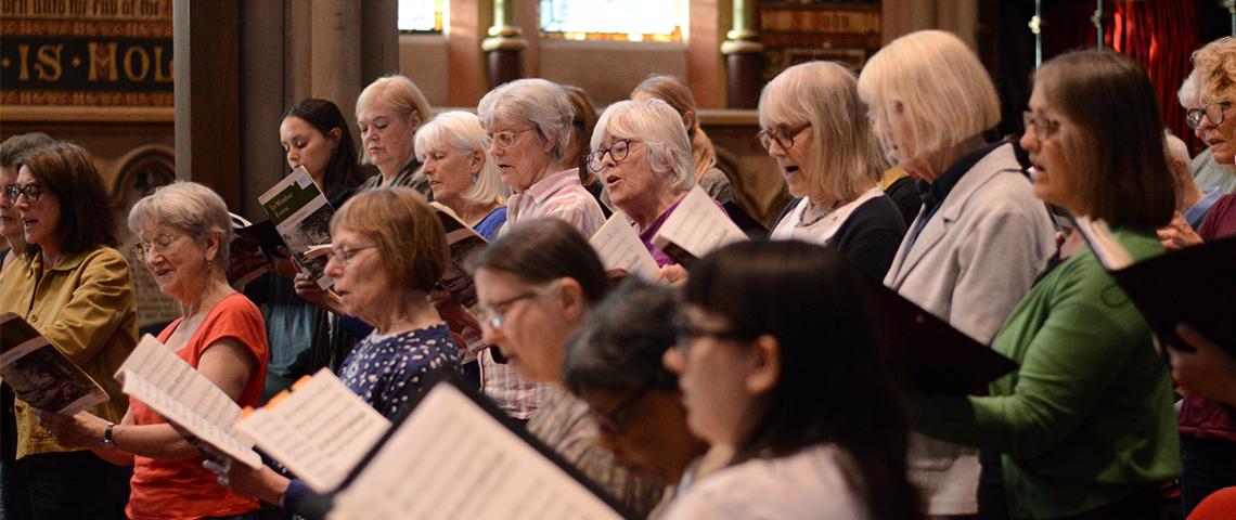 Making Music members! There are numerous benefits to joining a community choir such as socialising and stress reduction. If you're interested in joining one, have a look at this handy guide we've put together for you! 

makingmusic.org.uk/resource/intro…