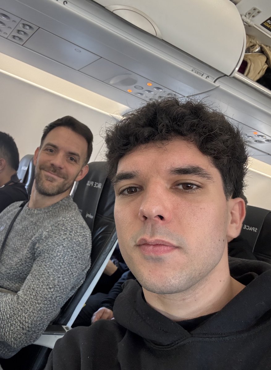 Mirad a quién nos hemos encontrado en el avión 🤔