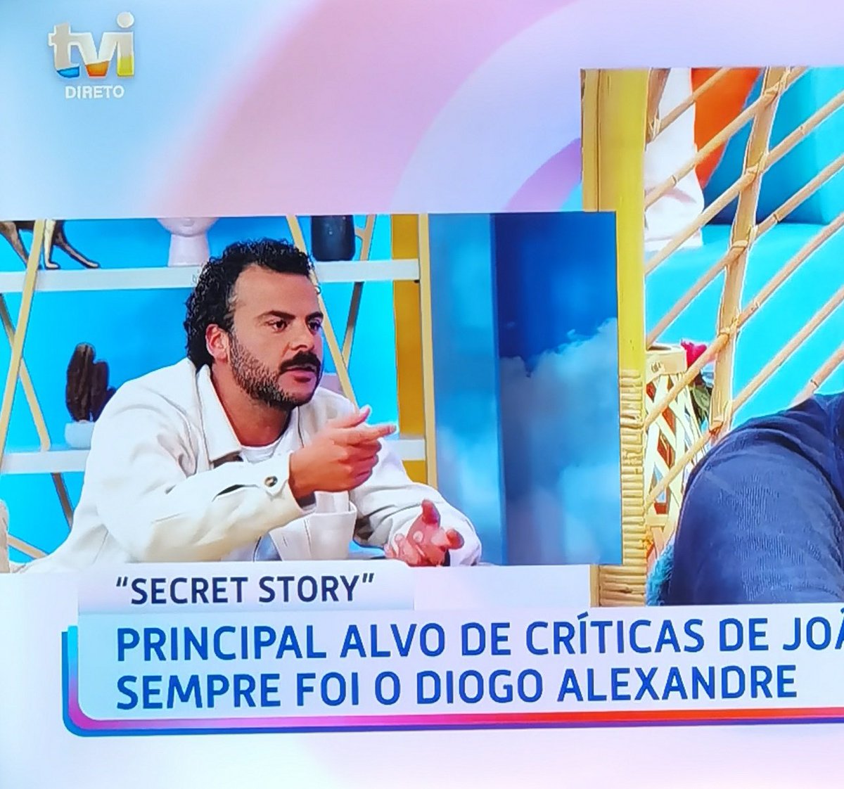 Poucachinho lá dentro, e ainda mais poucachinho cá fora. És muito curtinho, ó taberneiro 😬.#sstvi #sstvi8 #tvi