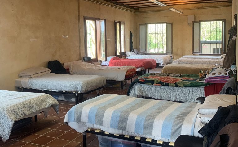 Una jutgessa obliga l'Ajuntament de #Badalona a reallotjar de manera immediata quatre de les persones desallotjades de l'alberg de Can Bofí Vell. És la mesura cautelar al recurs per vulneració de drets fonamentals presentat per <a href="/NovesVies/">Associació Noves Vies</a>  bit.ly/4gBofQ4