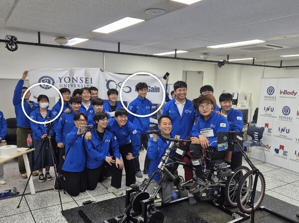 Team BeAGain made history as the first Korean team to win gold in the FES Bike Race at CYBATHLON 2024! With an impressive time of 6 minutes and 2 seconds, they narrowly beat the Dutch team by 3 seconds, showcasing years of dedication and innovation.