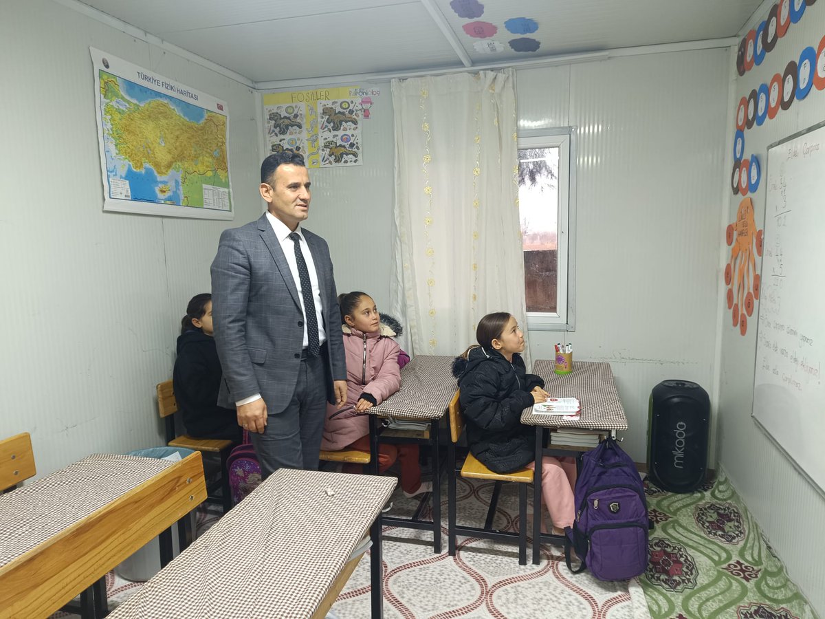 Oguzeli_mem's tweet photo. İlçe Milli Eğitim Müdürümüz Mustafa BOZGEYİK, Şube Müdürlerimiz ile  Keçikuyusu ve Kılavuz İlkokullarını ziyaret ederek öğrencilerin okuma yazma süreciyle yakından  ilgilendiler.

@Gaziantep_MEM 
@MustafaBozgyk27 
@bunbozkurt 
@Ercanpolat002 https://t.co/ndfZNl2OUQ