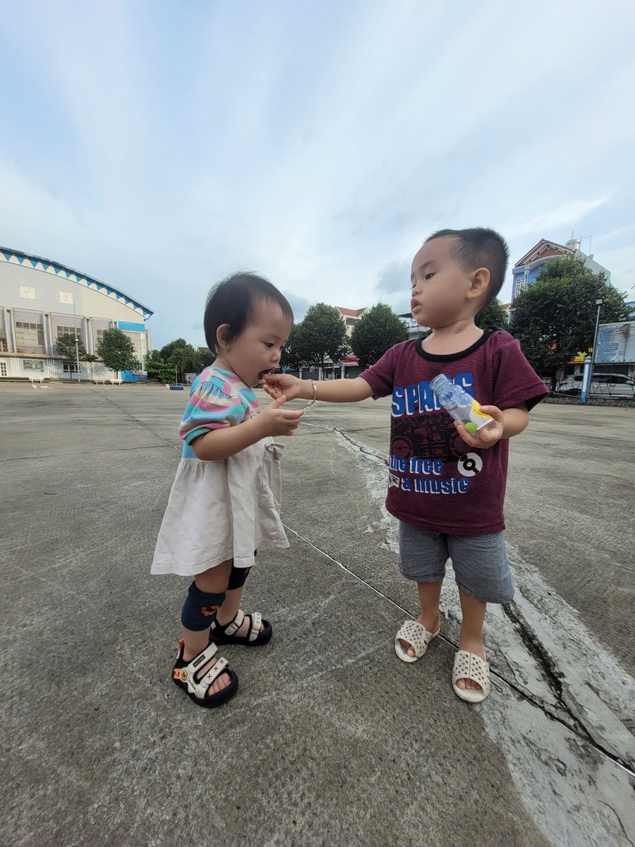 Chạy bộ 🏃 rất tốt cho sức khỏe.
Giữa hiệp ăn kẹo cho có năng lượng nha Cô Chú 😅😅