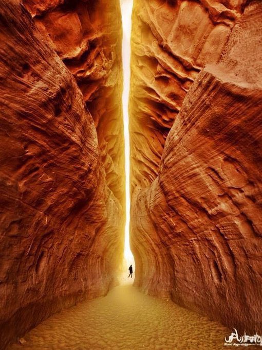 earth_tracker's tweet photo. 15. The "Tunnel of light" in Petra, Jordan 🇯🇴 https://t.co/fin0s5rOoW