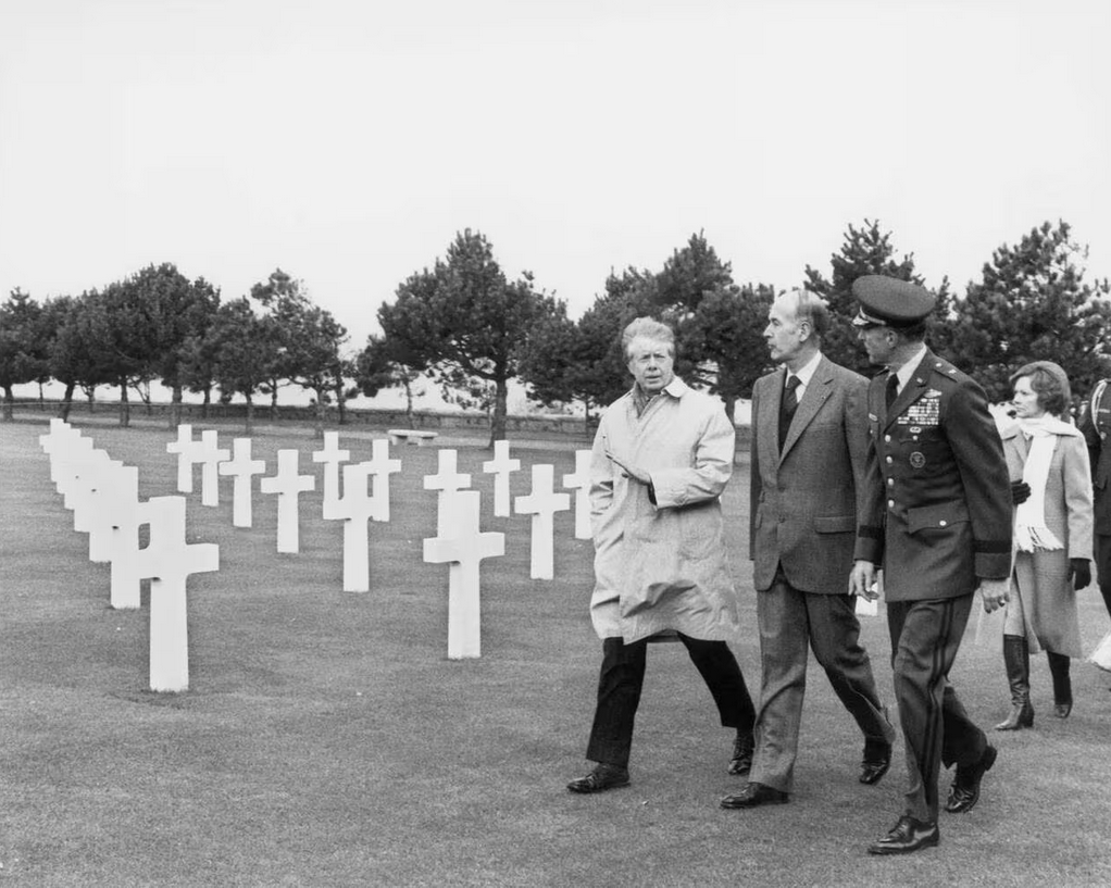 Prefet14's tweet photo. 🇫🇷 Hommage à Jimmy Carter 🇺🇸
Hier, s’est éteint Jimmy Carter, 39e président des États-Unis, figure emblématique de la défense des droits de l’Homme et de la paix.
Le 5 janvier 1978, Jimmy Carter devient le premier président américain à visiter le cimetière de #collevillesurmer.
Aux côtés du président Valéry Giscard d’Estaing, il a rendu hommage au sacrifice de milliers de soldats :
« Nous nous souvenons de ces jeunes hommes tombés pour défendre la liberté. Ce lieu sacré nous rappelle que la paix est un combat de chaque instant. »