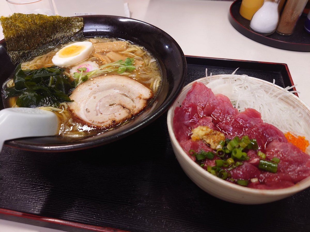 今年の食収めはラーメンと馬刺し丼🍜