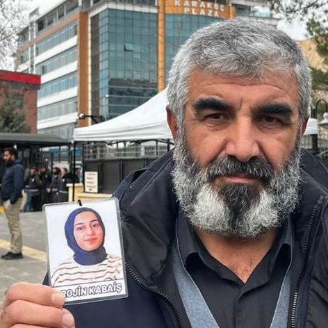 Onurlu ve acılı bir babayı duymayan, duymazdan gelen
🆘Üniversite 
🆘Yurt
🆘Adalet
🆘Emniyet
🆘Baro
🆘Gazeteciler
🆘Sanatçılar
🆘Kamuoyu ⚫️AYAKLANIN!
⚫️Narin’de başardık!
⚫️Rojin’i Sorun!!

#RojineNeOldu