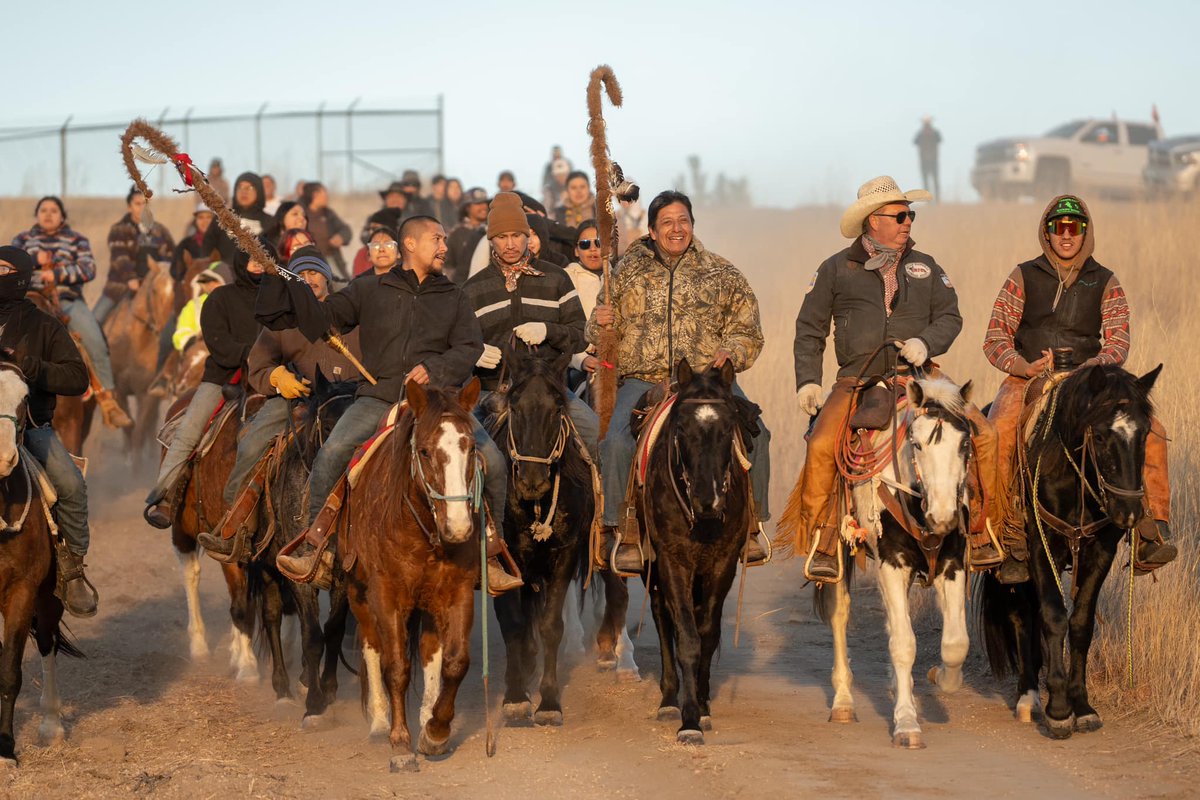 HaidaPrincess's tweet photo. ๐๐พ'Ryan Vizzions: A humble man, major gratitude & wopila 2 Elston YellowEarrings 4 leading both the staff & the๐riders of the ๐ชถ๐#FutureGenerationsRide fr the cabin of Sitting Bull, 2 the site of #WoundedKnee. 14 days, 300m, a strong leader. An honor 2 travel bside u.'
(Dec 30) https://t.co/dQO4t2sEG1