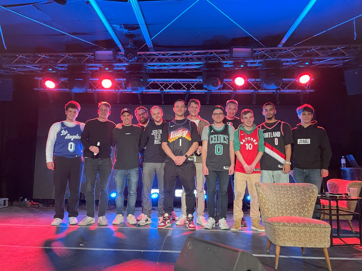 Beim letzten Live-Event in Dortmund versammelte sich ein großer Teil der JTNBA-Elite, um gemeinsam mit dem Publikum den JTNBA-Quiz Champion zu küren.
Um die bekannten Stimmen aus den Pods live auf der Bühne zu sehen, kommt am 20.02.2025 zu unserer nächsten Live-Show in Berlin!
