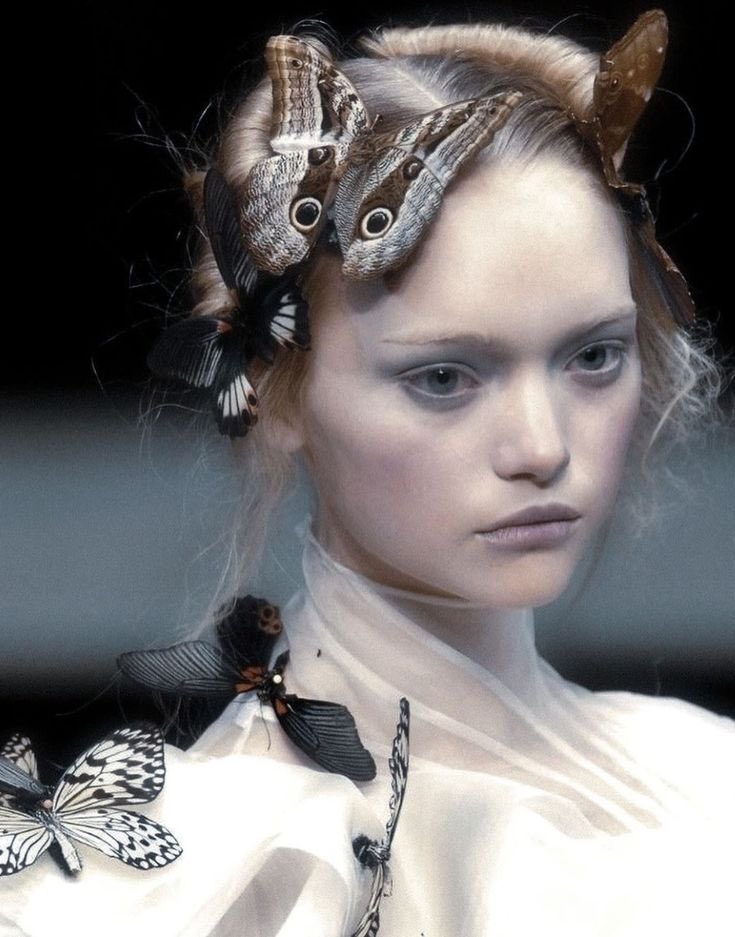 funelisaward's tweet photo. ༻∞ Alexander McQueen, fall 2006 ∞༺ https://t.co/UPNnt4S3nu