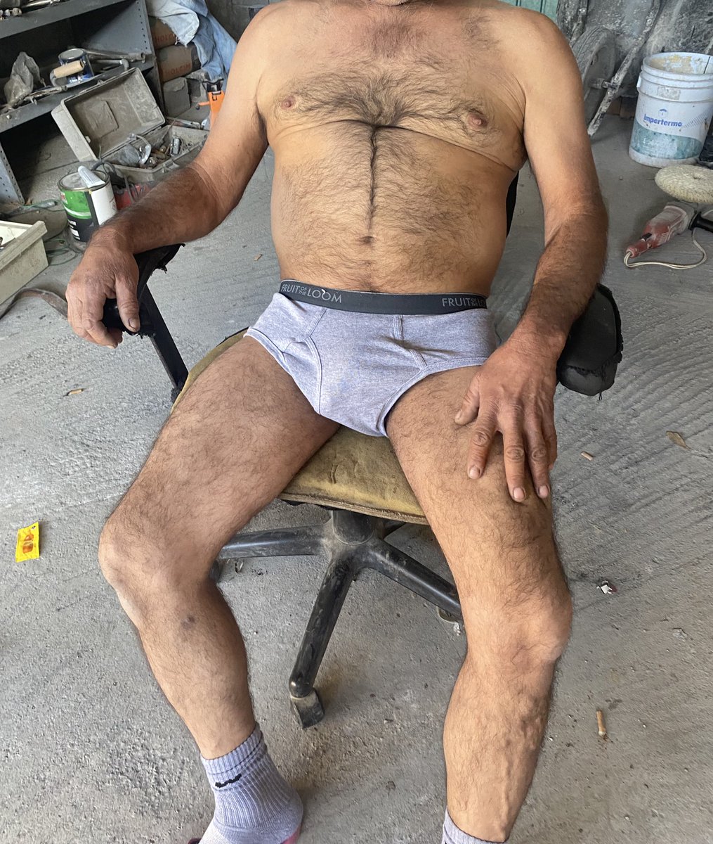 Bi99Joe's tweet photo. El mecánico 🔥🔥
En este taller saben atender muy bien al cliente, de nuevo este maduro me recibió ya en trusa caliente se sentó a qué le mamara y sacara la leche 🔥🔥 en la puerta que se ve atrás está la casa donde su esposa dormía mientras a mí me atendía 🤤🔥🔥 https://t.co/kFhiOvq4qP