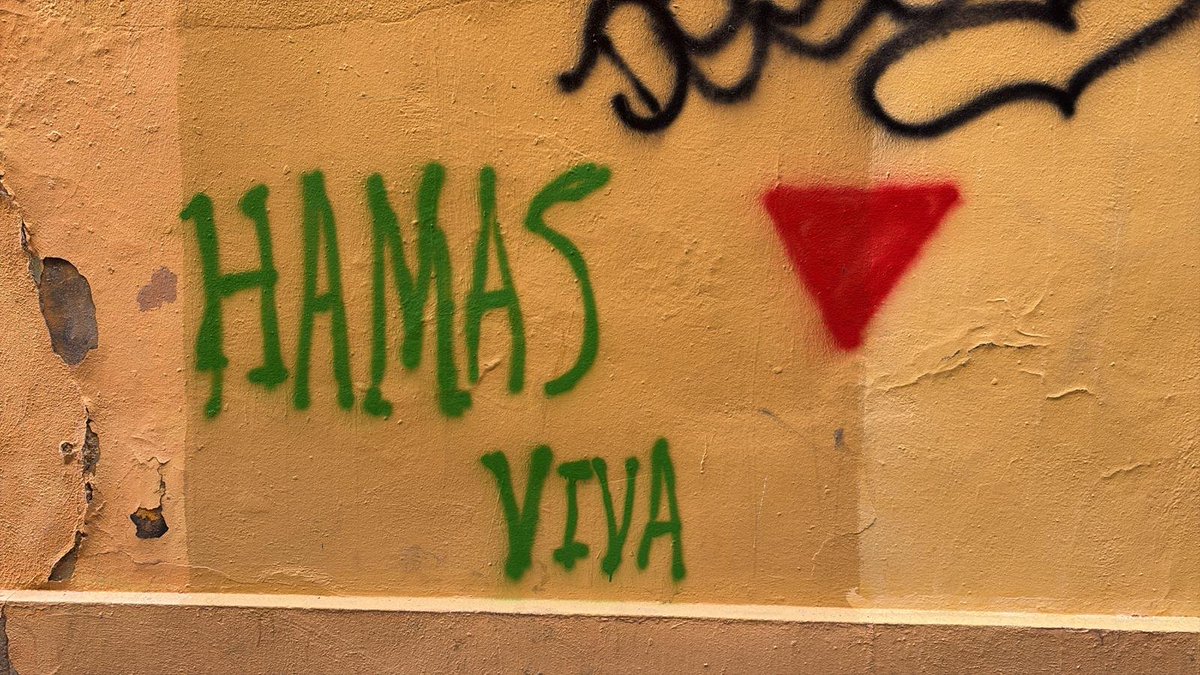 tonietpv's tweet photo. Hola @AjuntamentVLC i @policialocalvlc
al costat del Portal de la Valldigna (Carrer de les Salines), hi ha esta pintada q enalteix una organització terrorista responsable d la mort d >1000 israelians i q oprimix el poble palestí.
L'esborreu només pogueu 🙏🏾? Gràcies!
#antisemitism https://t.co/uoFUX1nPYL