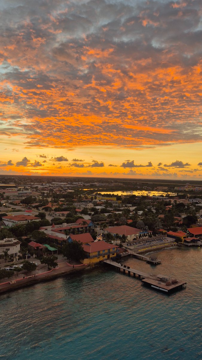TheHappyMan0706's tweet photo. Colourful Caribbean sunrise. Monday morning in Bonaire https://t.co/M6cvIM2RJM