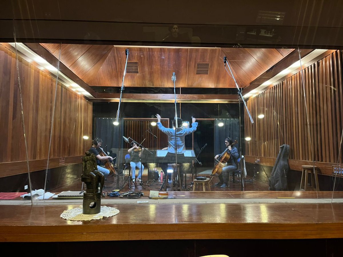 Engemyr's tweet image. Una reconfortante manera de finalizar musicalmente el 2024, grabando este maravilloso cuarteto para el próximo disco del eterno @GerryWeil con arreglos y dirección del maestro @Badengoyo y composición de @GerhardWeil 

¡Feliz 2025 gente querida! 🎆🎇

#HappyNewYear