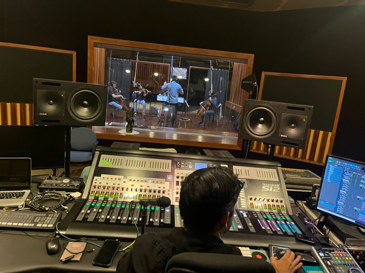 Engemyr's tweet image. Una reconfortante manera de finalizar musicalmente el 2024, grabando este maravilloso cuarteto para el próximo disco del eterno @GerryWeil con arreglos y dirección del maestro @Badengoyo y composición de @GerhardWeil 

¡Feliz 2025 gente querida! 🎆🎇

#HappyNewYear